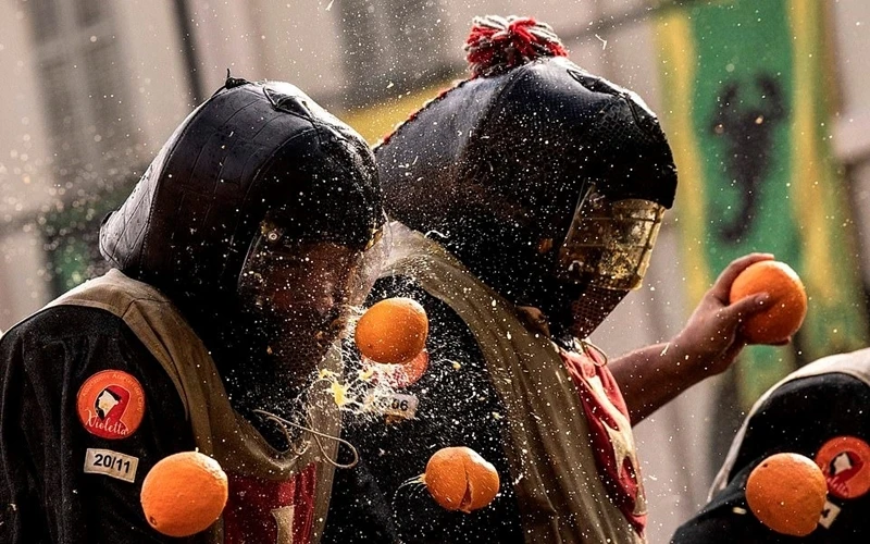 Mũ bảo vệ là vật dụng không thể thiếu trong lễ hội ném cam. (Ảnh: Getty Images)