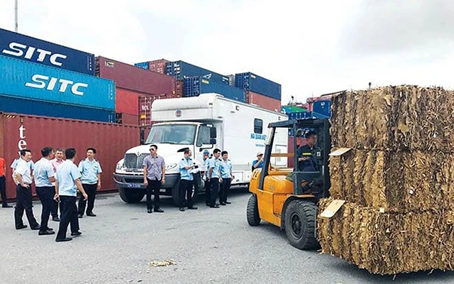 Lực lượng chức năng kiểm tra các công-ten-nơ phế liệu nhựa và giấy tại cảng Hải Phòng. Ảnh: Tuấn Nguyễn