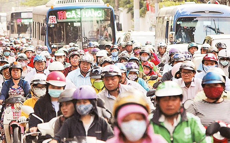 Phương tiện tham gia giao thông chủ yếu của người dân thành phố là xe máy.