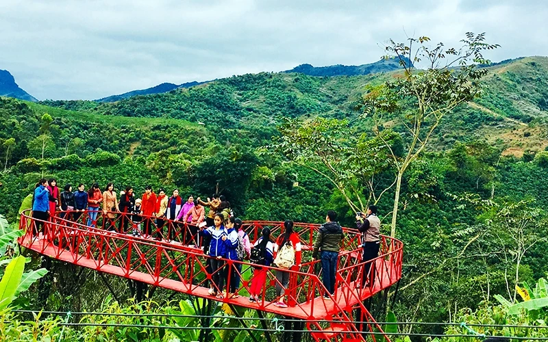 Du khách tham quan Khu du lịch sinh thái “Ðào Viên Sơn tour”. Ảnh: VĂN THÀNH CHƯƠNG