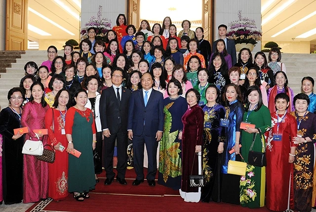 Thủ tướng Nguyễn Xuân Phúc gặp mặt các nữ doanh nhân tiêu biểu của Hội đồng Doanh nhân nữ Việt Nam nhân dịp kỷ niệm 109 năm Ngày Quốc tế Phụ nữ 8-3.