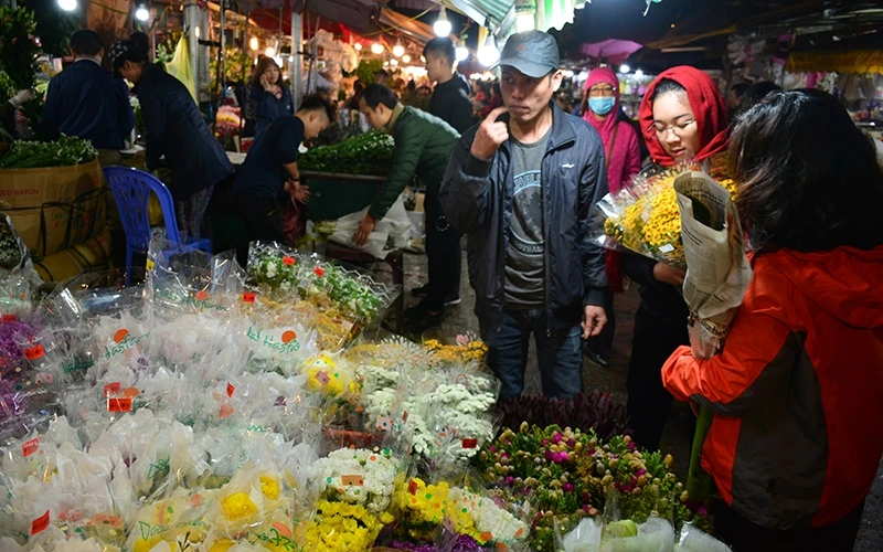 Thật thú vị khi đi giữa không gian ngập tràn hoa, thong thả ngắm nghía, hít hà hương hoa thơm ngát trong tiết trời thanh mát buổi sớm, rồi thư thái chọn cho mình những bó hoa tươi thắm để mang về. 