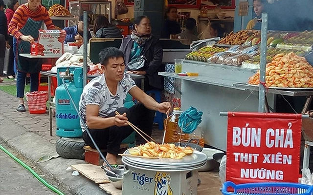 Một góc các quán hàng ăn tại khu vực phủ Tây Hồ (Hà Nội).Ảnh: CHI LÊ