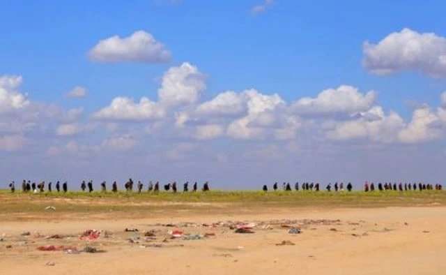 Dòng người rời khu vực Baghouz, tỉnh Deir Al Zor, ngày 6-3. (Ảnh: Reuters)