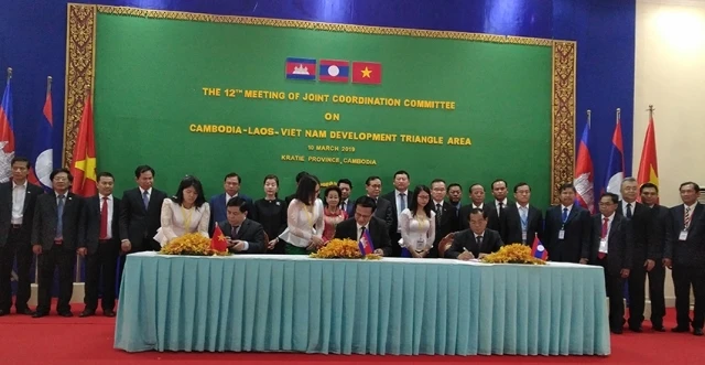 Các Bộ trưởng thông qua Biên bản Hội nghị Ủy ban Điều phối chung lần thứ 12 Khu vực Tam giác phát triển Campuchia - Lào - Việt Nam.