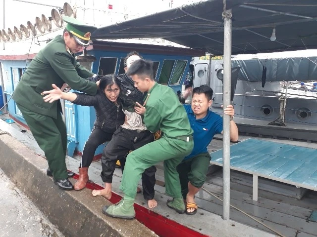 BĐBP Nghệ An và người dân địa phương đưa nạn nhân đi cấp cứu.