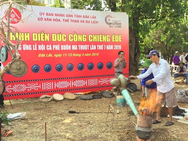Các nghệ nhân của làng nghề đúc đồng Phước Kiều, xã Điện Phương, thị xã Điện Bàn, tỉnh Quảng Nam đã trình diễn quy trình đúc chiêng Ê đê.