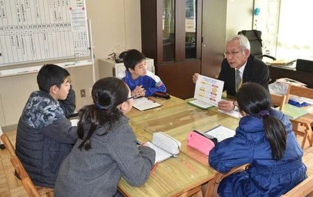 Học sinh ở trường tiểu học Fukushima, được mở lại vào tháng 4-2018, đang học về sự nguy hiểm của rò rỉ phóng xạ (Ảnh: Nippon)