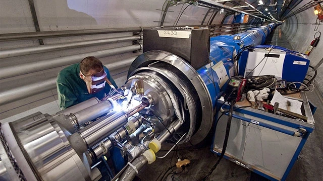 Phòng thí nghiệm LHC khám phá vật chất tối. Ảnh: ASTRONOO