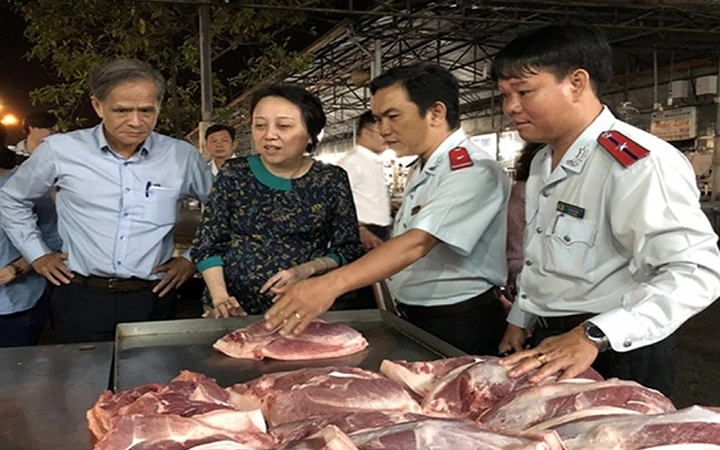 Đoàn kiểm tra liên ngành của Ban Quản lý an toàn thực phẩm và Chi cục Thú y TP Hồ Chí Minh kiểm tra thịt heo tại chợ đầu mối Hóc Môn. Ảnh: HỒ QUANG