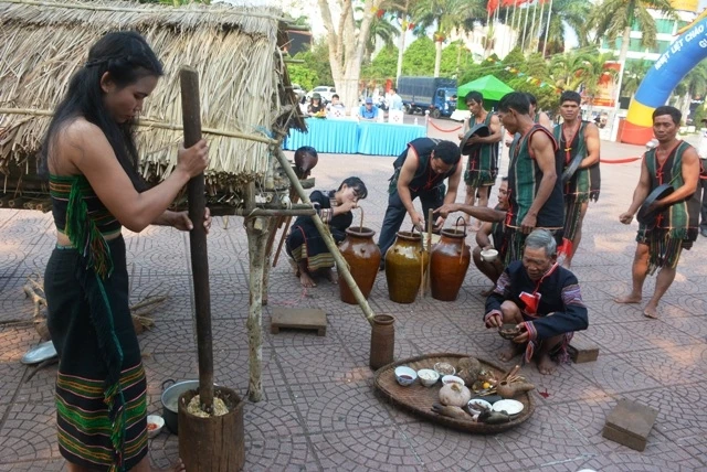 Già làng cùng các nghệ nhân làm nghi thức trước lễ cúng.