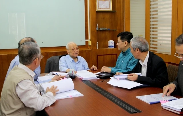 GS, VS Nguyễn Văn Hiệu thảo luận với các thành viên Hội đồng khoa học chuyên ngành Cơ học và Vật lý.