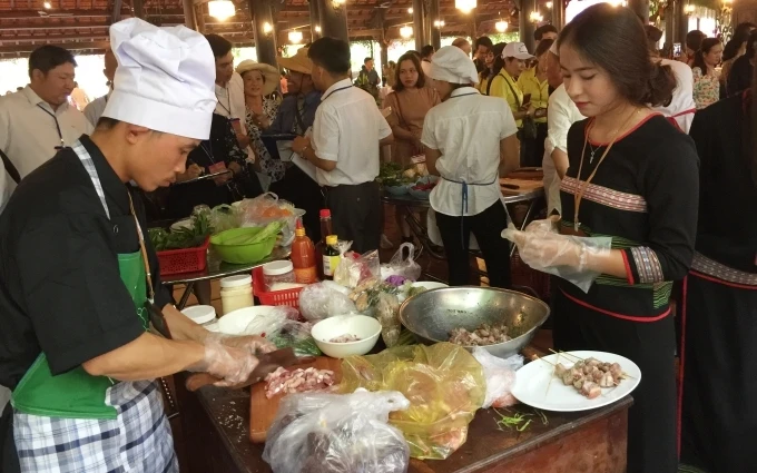 Một đơn vị đến từ TP Buôn Ma Thuột, tỉnh Đác Lắc chế biến các món ăn truyền thống của đồng bào Tây Nguyên để dự thi.