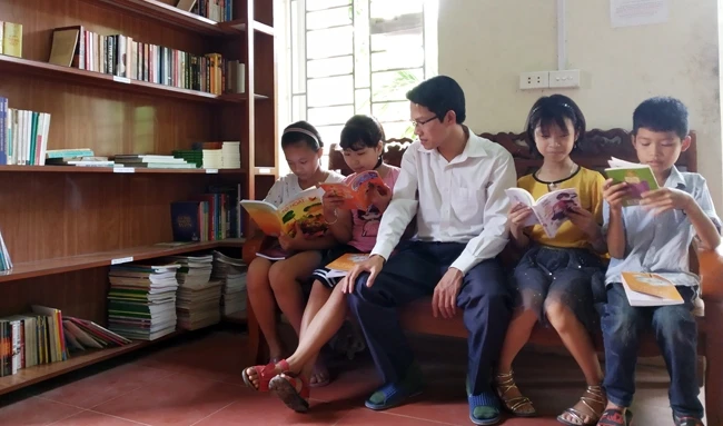 Luật Thư viện cần góp phần thúc đẩy văn hóa đọc phát triển mạnh mẽ trong cộng đồng. (Trong ảnh: Thư viện Hồng Châu do nhà báo Khúc Hồng Thiện xây dựng đang là một điểm hẹn văn hóa cuối tuần cho cộng đ