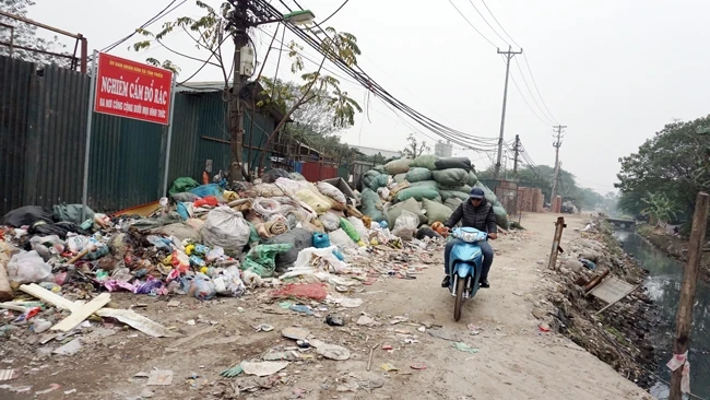 Việc xử lý rác thải, nước thải ở xã Tân Triều, huyện Thanh Trì, Hà Nội còn quá nhiều bất cập, khiến nhiều khu vực trở nên nhếch nhác.
