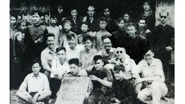 Lớp đào tạo phóng viên nhiếp ảnh đầu tiên tổ chức năm 1949 trong kháng chiến chống thực dân Pháp tại xã Yên Thái, huyện Đại Từ, tỉnh Thái Nguyên. Ảnh: VƯƠNG TRÚC VINH