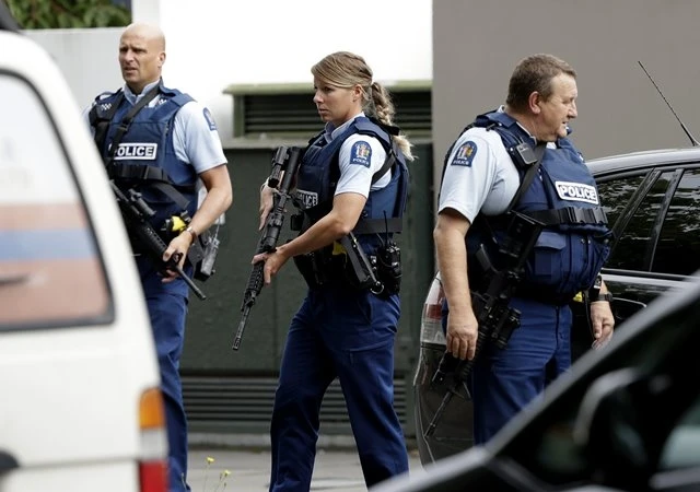 Cảnh sát vũ trang tuần tra bên ngoài một nhà thờ Hồi giáo tại Christchurch, ngày 15-3. (Ảnh: AP)