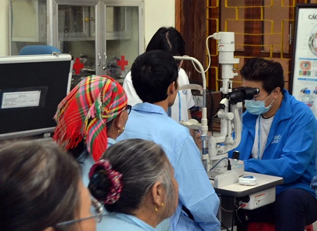 Tổ chức Vison Care khám mắt miễn phí cho người dân Hà Giang.