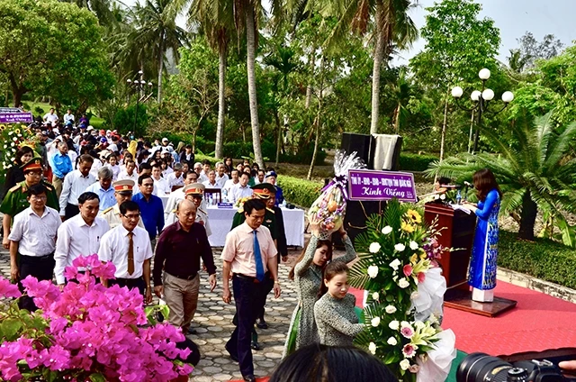 Tại buổi lễ, các đại biểu dâng hoa và dành một phút mặc niệm trước tượng đài Sơn Mỹ.