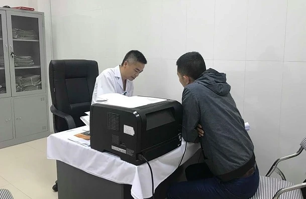 BS giải thích cho các bậc phụ huynh về bệnh sán dây.