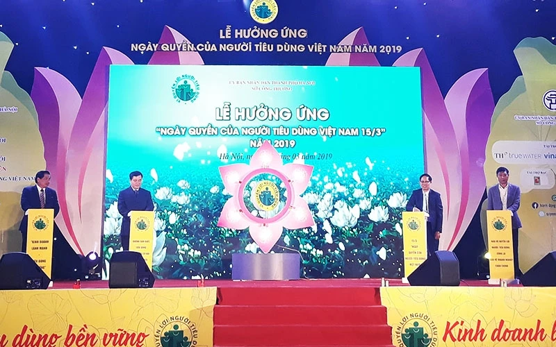 Ban tổ chức ấn nút khai mạc chương trình hưởng ứng Ngày Quyền của người tiêu dùng Việt Nam năm 2019