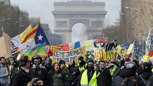 Người biểu tình xuống đường tại Thủ đô Paris. Ảnh: AFP