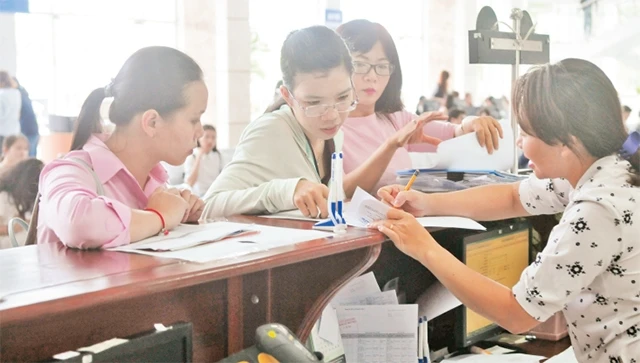 Người dân kê khai thuế thu nhập cá nhân tại Cục Thuế TP Hồ Chí Minh.