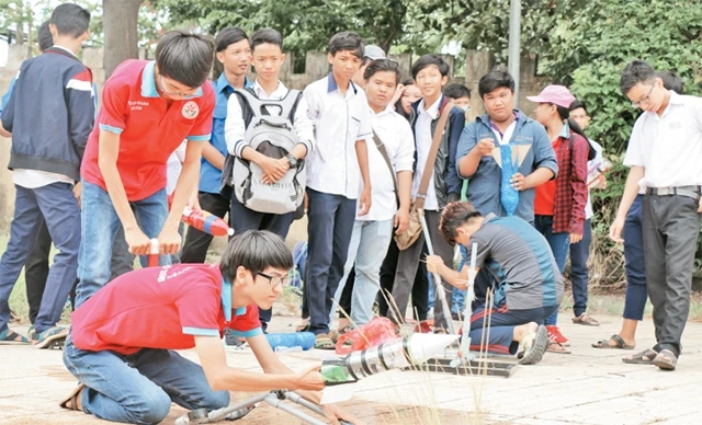 Đoàn viên thanh niên, học sinh Củ Chi với hội thi thiết kế và bắn tên lửa nước.