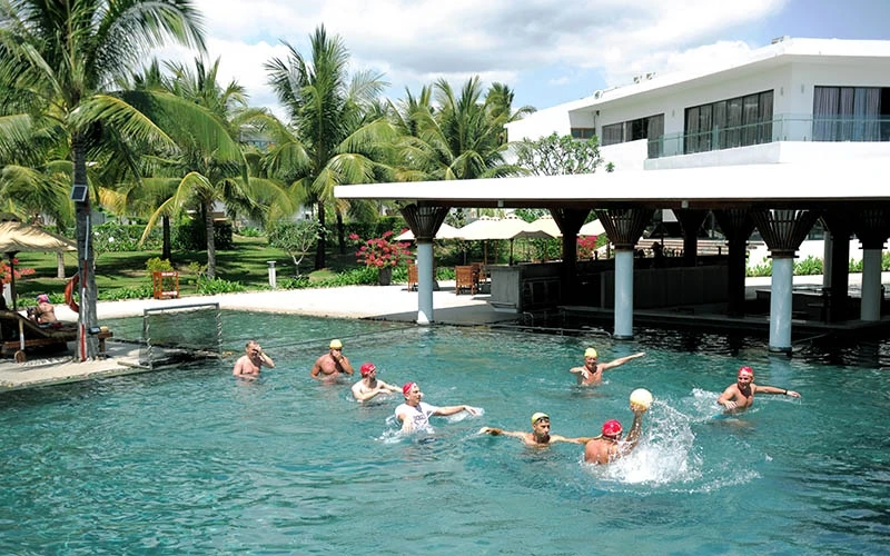 Du khách quốc tế trải nghiệm hoạt động vui chơi - giải trí tại Cam Ranh.