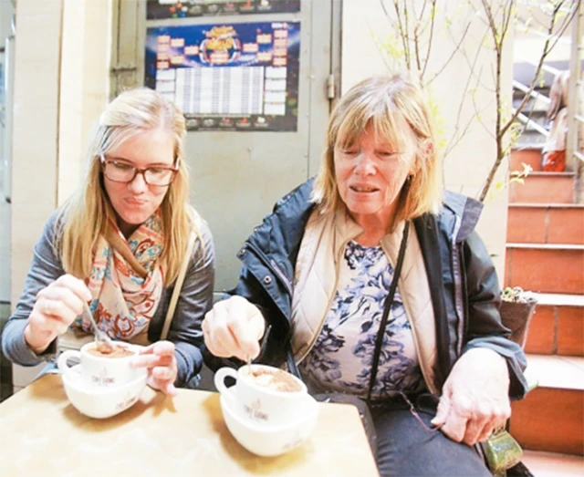 Du khách nước ngoài thưởng thức cà-phê trứng Giảng.