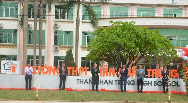 Lãnh đạo UBND tỉnh Bắc Giang cắt băng khánh thành Trường THPT Thân Nhân Trung.