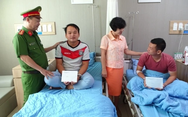 Đại diện UBND TP Biên Hòa và Công an TP Biên Hòa đã đến thăm hỏi, động viên hai công an viên đang điều trị tại bệnh viện.