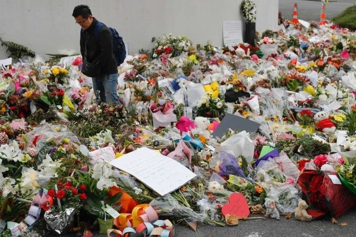 Hoa và nến tưởng niệm các nạn nhân trong vụ xả súng đẫm máu ở nhà thờ Hồi giáo Al Noor (Ảnh: ABCnews)