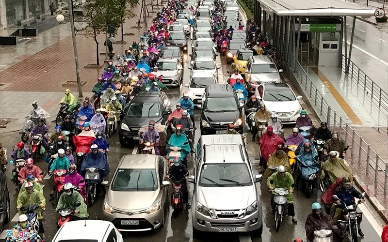 Cảnh tắc đường thường xuyên trong ngày trên đường Lê Văn Lương (Hà Nội). 