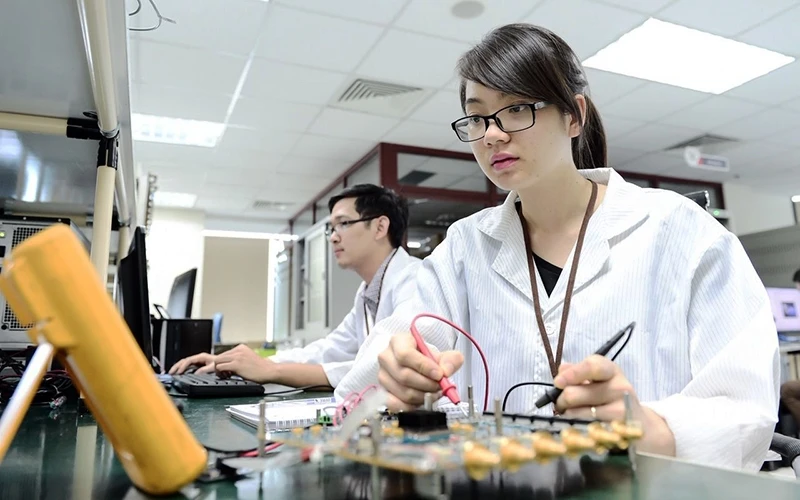 Các kỹ sư của Tập đoàn Công nghiệp - Viễn thông Quân đội (Viettel) kiểm tra tiêu chuẩn của bản mạch.