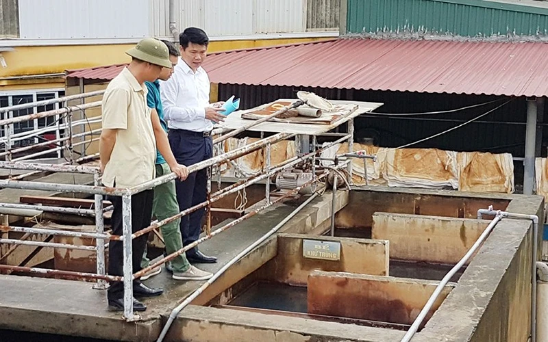 Ðoàn giám sát Ban Ðô thị, HÐND TP Hà Nội kiểm tra trạm xử lý nước thải tại cụm công nghiệp thị trấn Phùng, huyện Ðan Phượng. Ảnh: Vũ Cúc