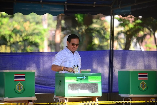 Thủ tướng Prayut bỏ phiếu tại khu vực bầu cử quận Phayathai, Bangkok.
