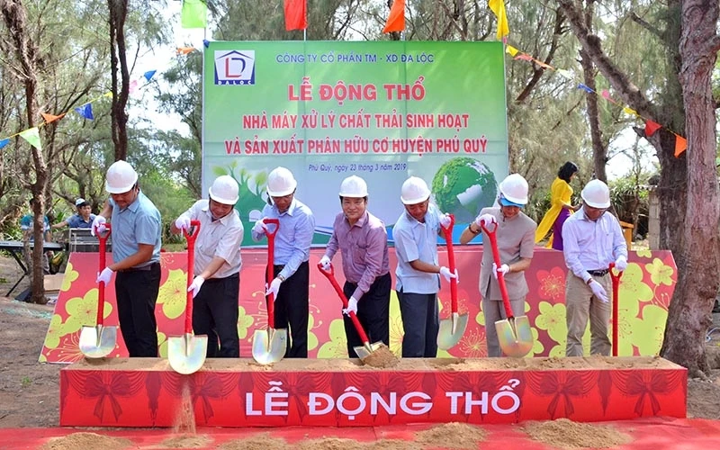 Lãnh đạo UBND tỉnh Bình Thuận, huyện Phú Quý và chủ đầu tư động thổ xây dựng Nhà máy xử lý chất thải sinh hoạt và sản xuất phân hữu cơ huyện Phú Quý.