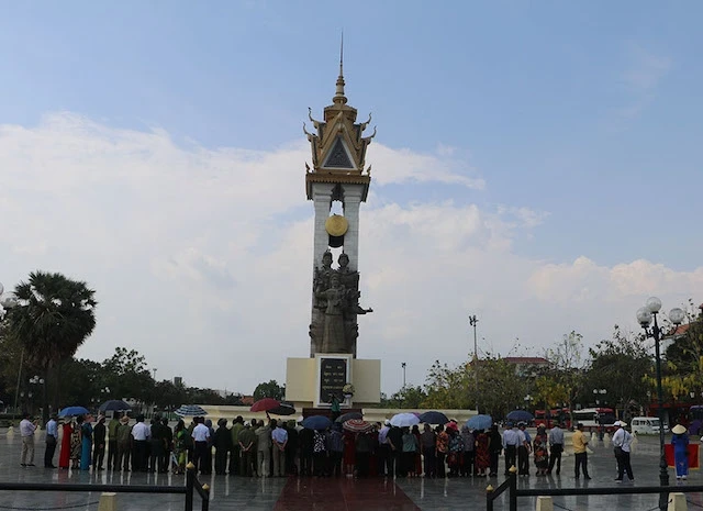 Lễ tri ân các Anh hùng liệt sĩ tại Đài Hữu nghị Việt Nam - Campuchia ở Thủ đô Phnom Penh