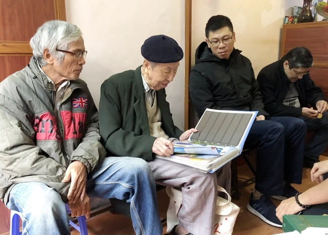 Ông Lê Đức Vân (đội mũ) sở hữu bộ tem độc đáo về hình ảnh người phụ nữ.