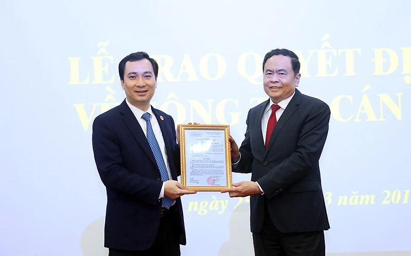 Đồng chí Vũ Văn Tiến (bên trái) nhận Quyết định bổ nhiệm chức vụ Trưởng Ban Tuyên giáo của UBTƯ MTTQ Việt Nam.