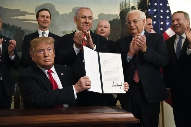 Tổng thống Trump công bố bản tuyên bố công nhận chủ quyền của Israel đối với Cao nguyên Golan trước sự chứng kiến của Thủ tướng Netanyahu (người cầm bút) tại Phòng tiếp khách ngoại giao của Nhà Trắng,