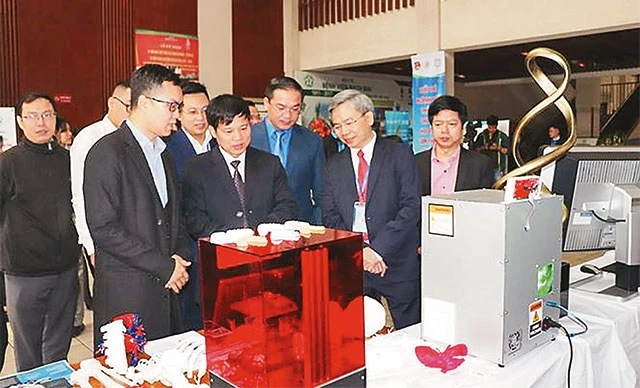 Các đại biểu tham quan gian trưng bày các sản phẩm tại Hội thao Kỹ thuật sáng tạo tuổi trẻ ngành y tế khu vực Hà Nội. Ảnh: LƯU TRINH