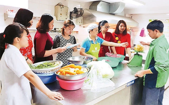 Kiểm tra thực phẩm tại bếp ăn Trường mầm non Chim non (quận Hoàn Kiếm).