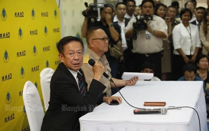 Tổng Thư ký EC Jarungwit thông báo hoãn công bố kết quả kiểm phiếu. (Ảnh: Bangkok Post).
