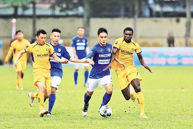 CLB Than Quảng Ninh (áo xanh) đang tự tin hướng tới tốp ba V.League 2019 Ảnh QNFC