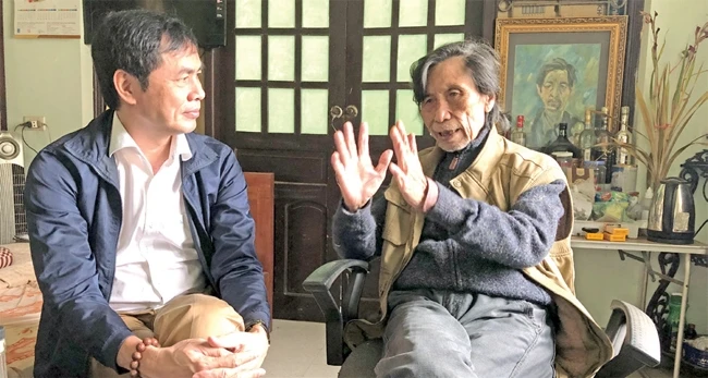 Nhà thơ Thạch Quỳ (phải) trò chuyện văn chương với nhà thơ Hữu Việt. Ảnh | LA GIANG