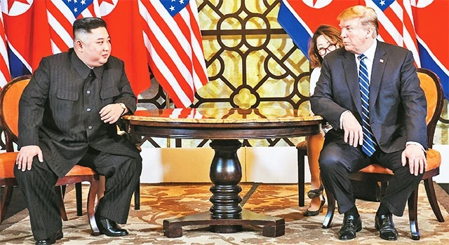 Tổng thống Hoa Kỳ Donald Trump và Chủ tịch Triều Tiên Kim Jong Un tại cuộc gặp riêng trong ngày thứ 2 của Hội nghị cấp cao Hoa Kỳ - Triều Tiên ở Hà Nội. Ảnh: AFP/TTXVN