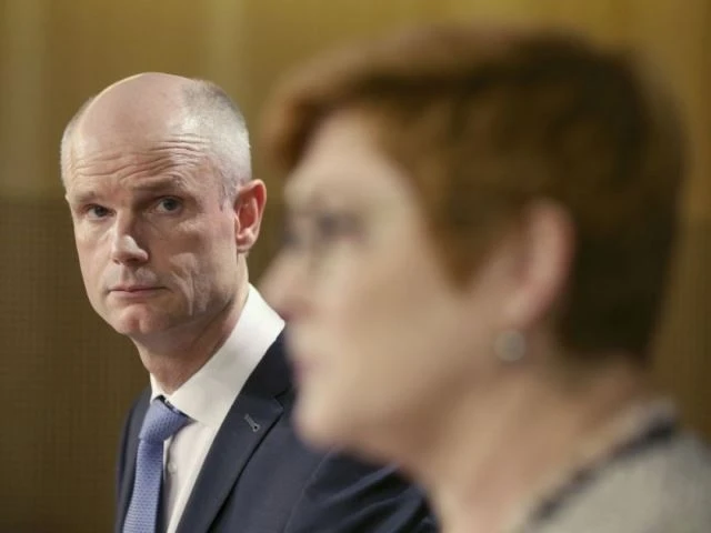 Bộ trưởng Ngoại giao Hà Lan Stef Blok (bên trái) nghe người đồng cấp Australia Marise Payne phát biểu ý kiến tại cuộc họp báo diễn ra ở Sydney, ngày 27-3. (Ảnh: AP)