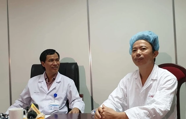 PGS, TS Đồng Văn Hệ (trái) và bệnh nhân Cảnh chia sẻ về ca phẫu thuật. (Ảnh: BVCC)